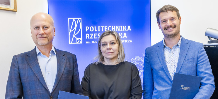 Od lewej: prof. J. Sęp, prof. PRz A. Sikora, W. Misiura,