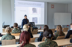 Mł. asp. Katarzyna Głód podczas prezentacji, fot. A. Surowiec