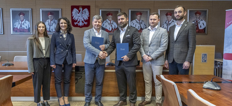 Przedstawiciele Politechniki Rzeszowskiej oraz spółki Primost Południe Sp. o.o.,