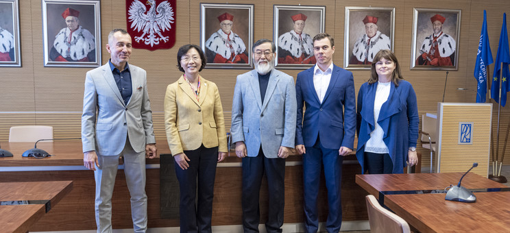 Od lewej: prof. G. Ostasz, prof. A. Kim, Y. Koyama, dr M. Szal, mgr E. Ptaszek,