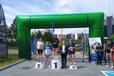 Zdjęcie przedstawia dekorację kobiet w biegu o Puchar Rektora PRz