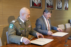 Od lewej: gen. bryg. T. Zybiński, prof. P. Koszelnik, 