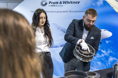 Dr inż. K. Krystek, absolwent kierunku inżynieria materiałowa na Politechnice Rzeszowskiej, prezentuje części silników lotniczych produkowanych w Pratt&Whitney Rzeszów S.A.,